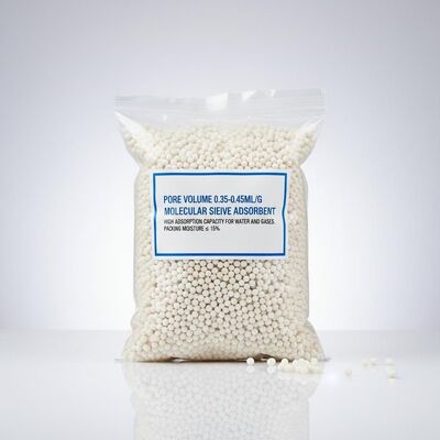 Adsorbente de tamiz molecular con volumen de poro de 0,35-0,45 ml/g y adsorción de agua ≥21,0 % para alta estabilidad térmica hasta 400 °C